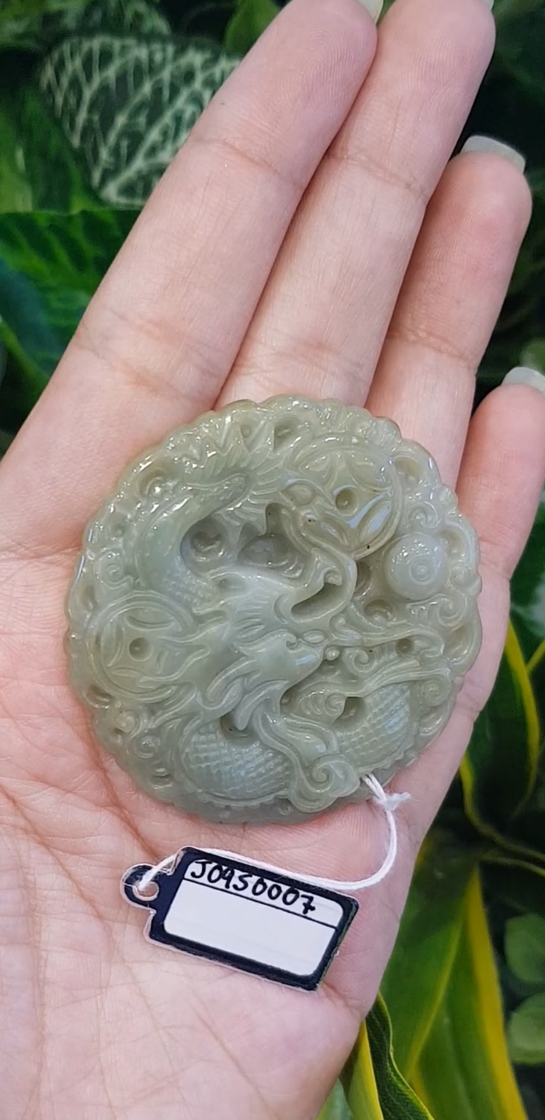 หยก พม่า แท้ Jade จี้หยก (jadeite) แกะสลักรูปมังกร ดิบ ไม่ผ่านการปรับปรุง (Type A) พม่า (Myanmar)