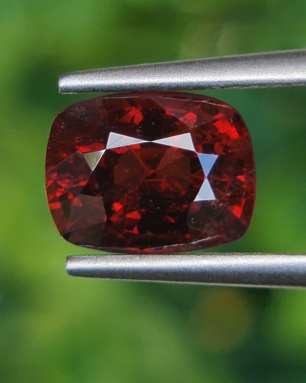 พลอย สปิเนล (Spinel) 2.09 กะรัต (Cts.) ดิบ (Unheated) พลอยแท้ อัญมณีมงคลประจําวันเกิด เครื่องประดับพลอย