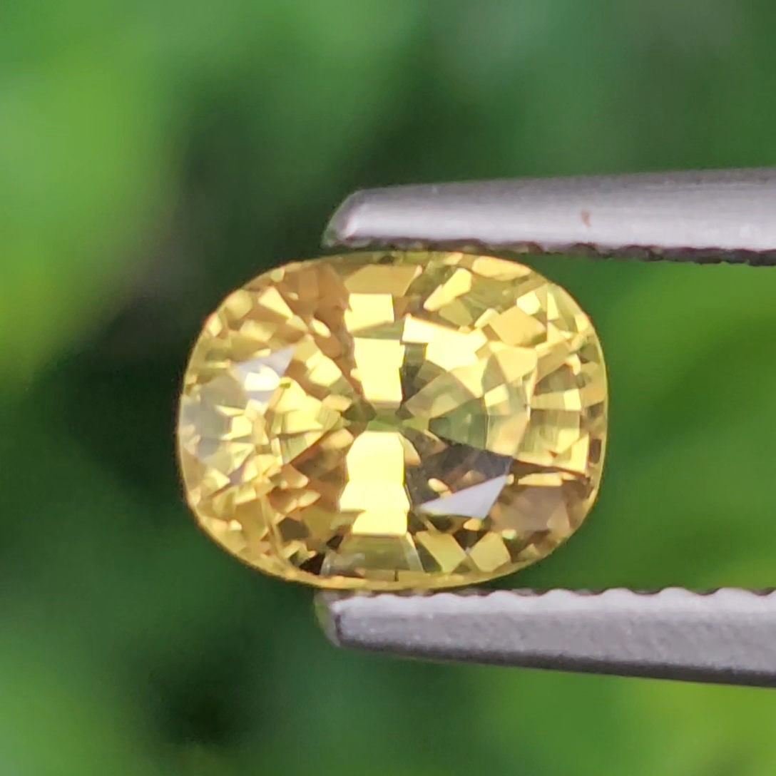 พลอย บุษราคัม yellow sapphire 1.17 กะรัต (Cts.) ดิบ (Unheated) พร้อมใบเซอร์ พลอยแท้ อัญมณีมงคลประจําวันเกิด เครื่องประดับพลอย
