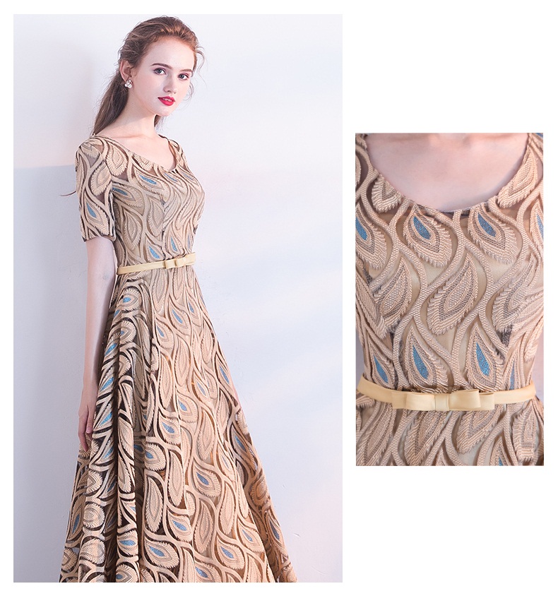 Pre-orderชุดราตรียาวแขนสั้นสีทองปักดิ้นลายขนนกยูงคาดโบว์ที่เอวเชือกผูกหลัง