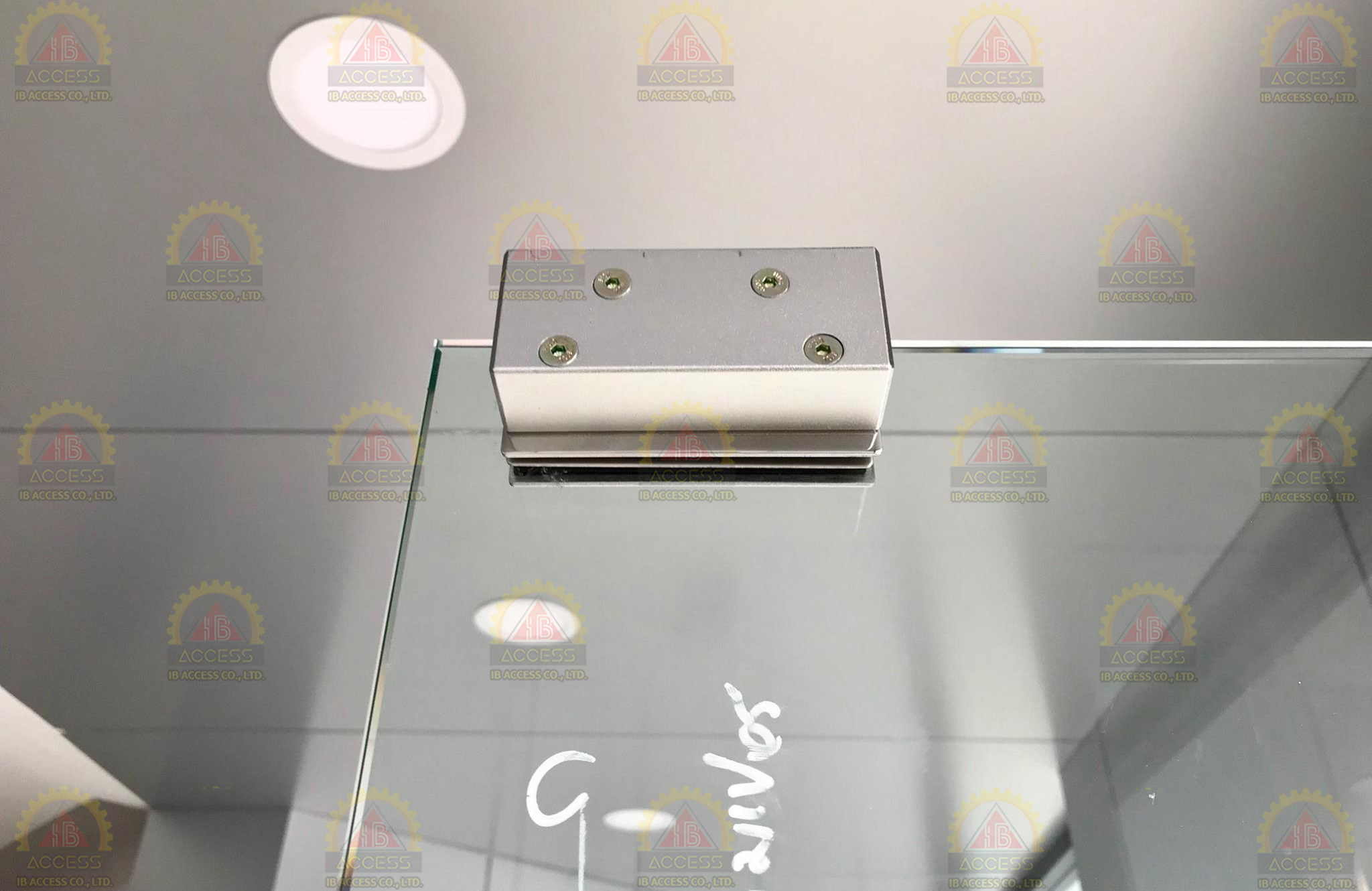 Frameless Bracket สำหรับประตูกระจกบานเปลือยล่าง ยี่ห้อ SOCA รุ่น BR-100C