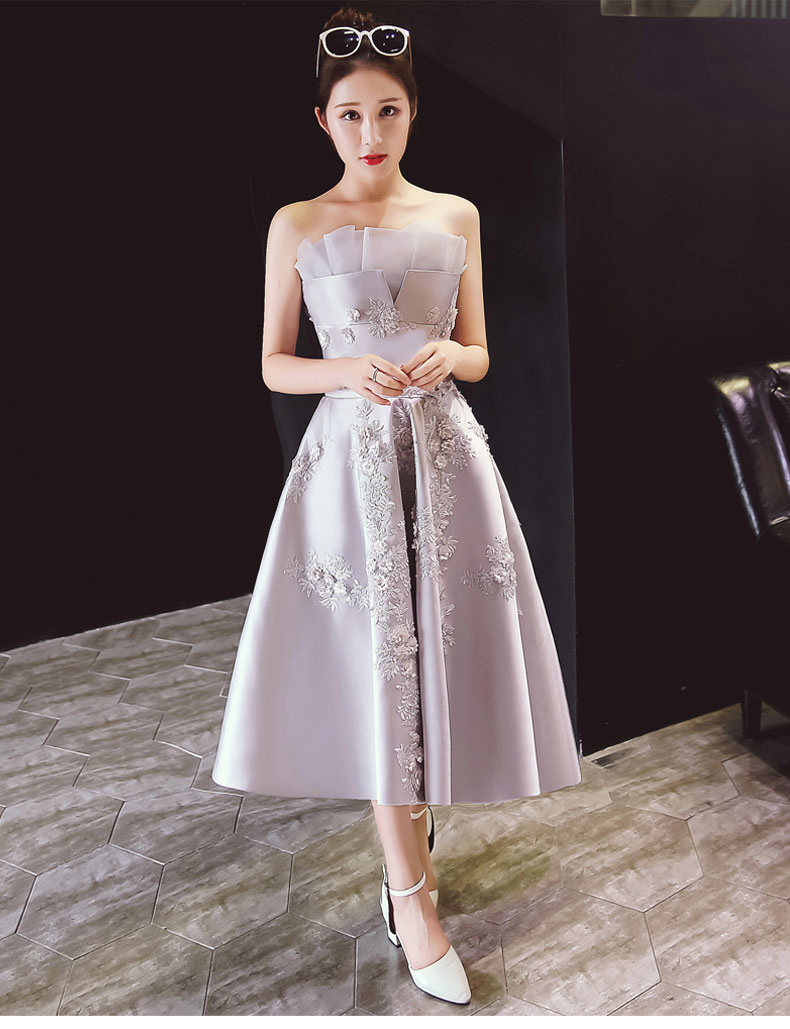 Pre-order ชุดราตรียาว เกาะอก ผ้าซาติน แต่งลูกไม้ แต่งตาข่ายที่อก จับจีบ เชือกผูกหลัง สีเทา