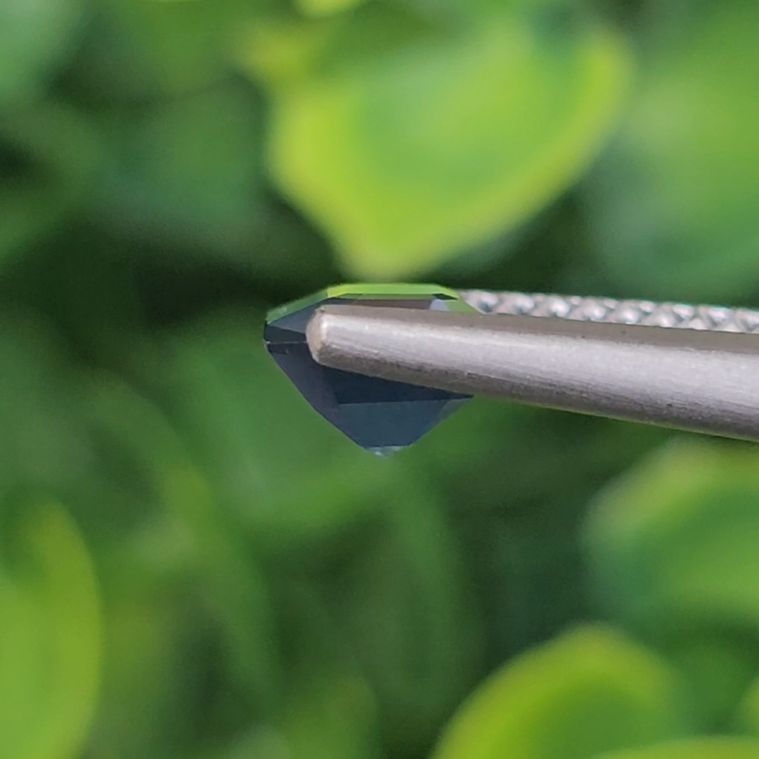 พลอย ไพลิน (Blue Sapphire) 2.11 กะรัต (Cts.) สีพิเศษ คอนฟลาวเวอร์ บลู (Cornflower Blue) พลอยแท้ อัญมณีมงคลประจําวันเกิด เครื่องประดับพลอย