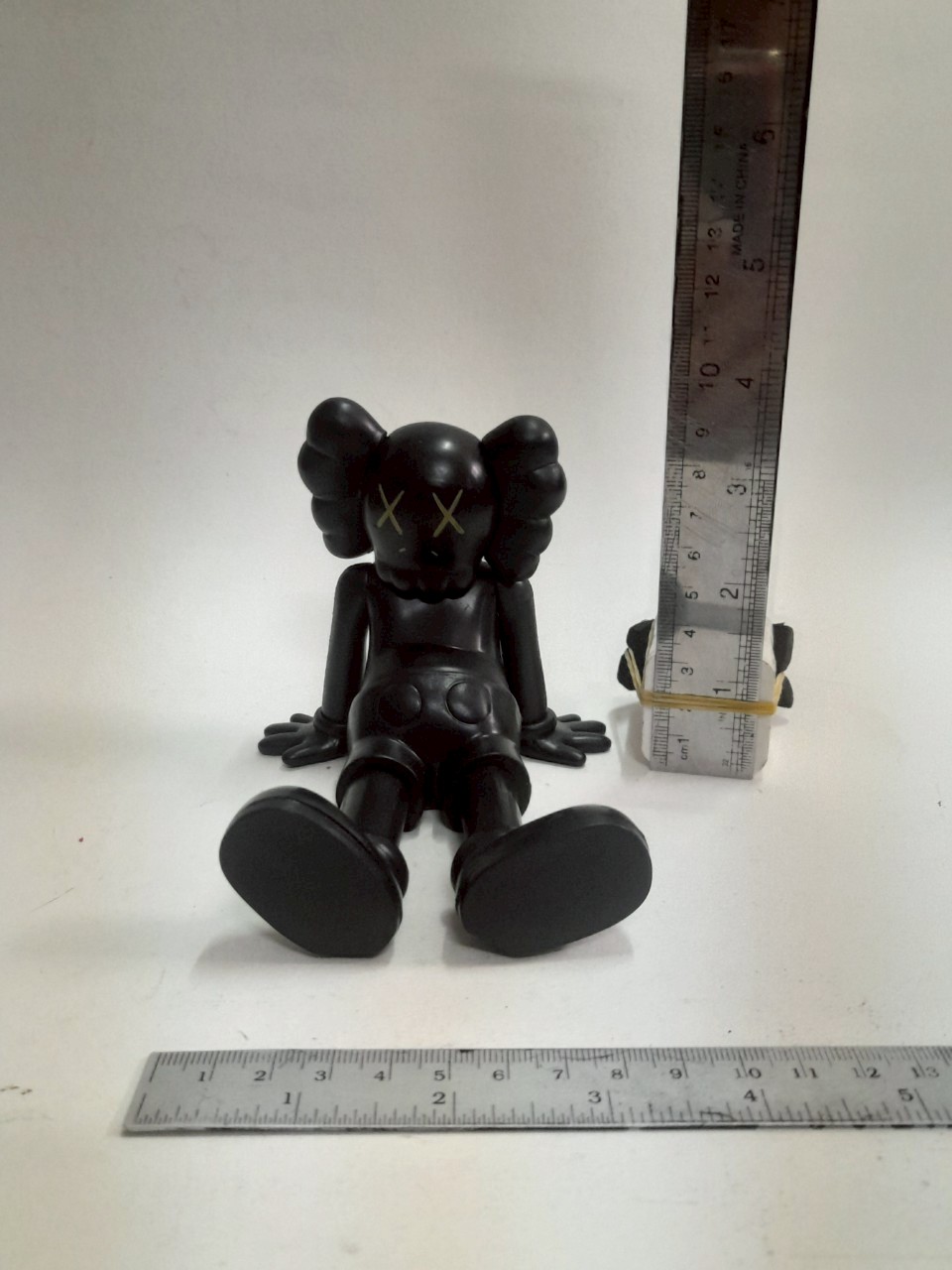 มีหลายภาพ,ที่วางโทรศัพท์มือถือKaws มือ1 ไม่มีกล่อง สำหรับสะสม