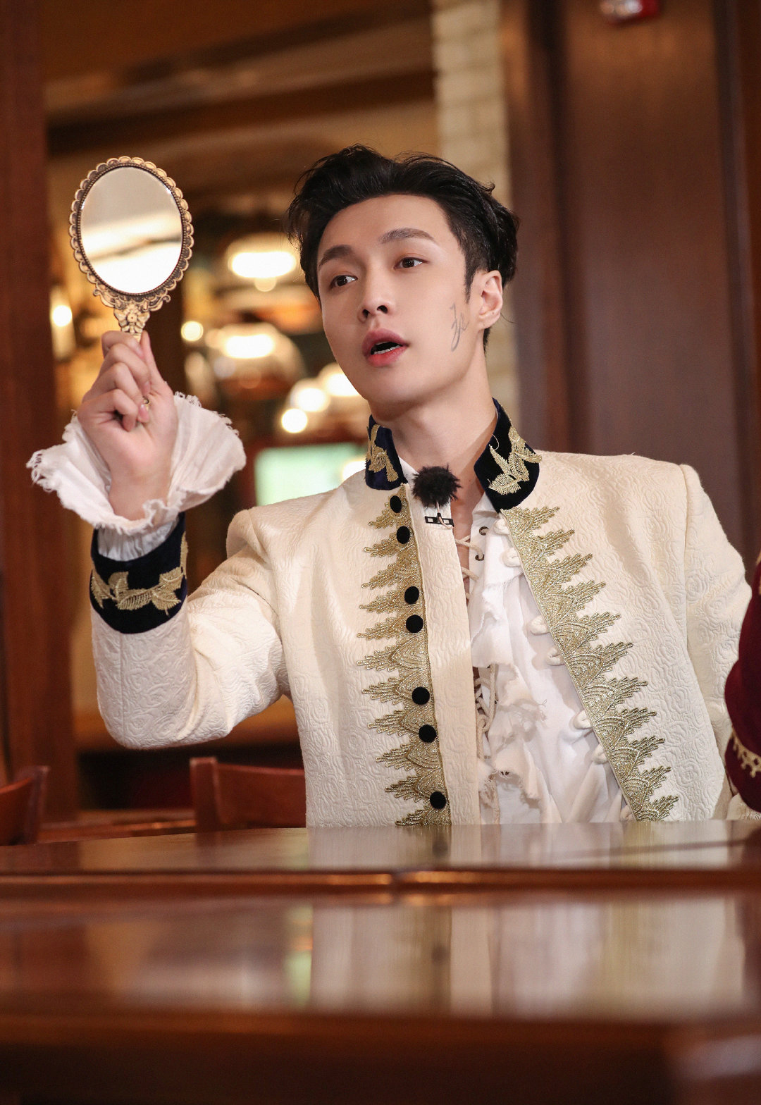 เช่า เสื้อสูทเจ้าชาย สูทอังกฤษ ขุนนางอังกฤษ สีขาว ปักดิ้นสีทอง