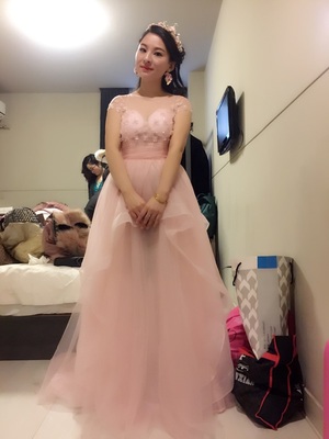 Pre-order ชุดแฟนซี ชุดเจ้าสาว ชุดราตรียาว สีชมพู แขนสั้น ซีทรู แต่งคริสตัลช่วงบน กระโปรงยาว ซิปหลัง