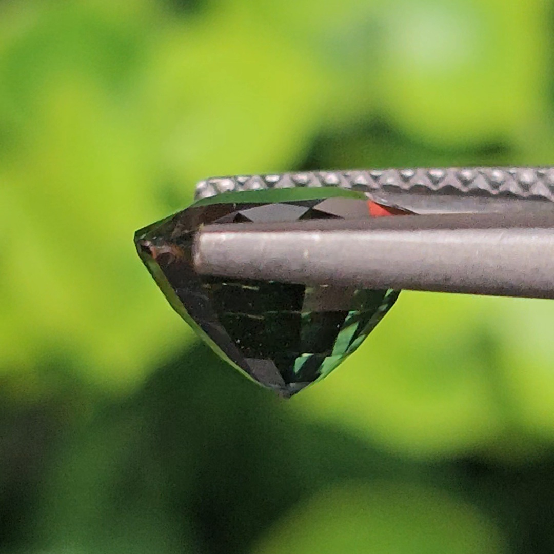 พลอย เขียวส่อง (Green Sapphire) 2.98 กะรัต (Cts.) พลอยแท้ อัญมณีมงคลประจําวันเกิด เครื่องประดับพลอย