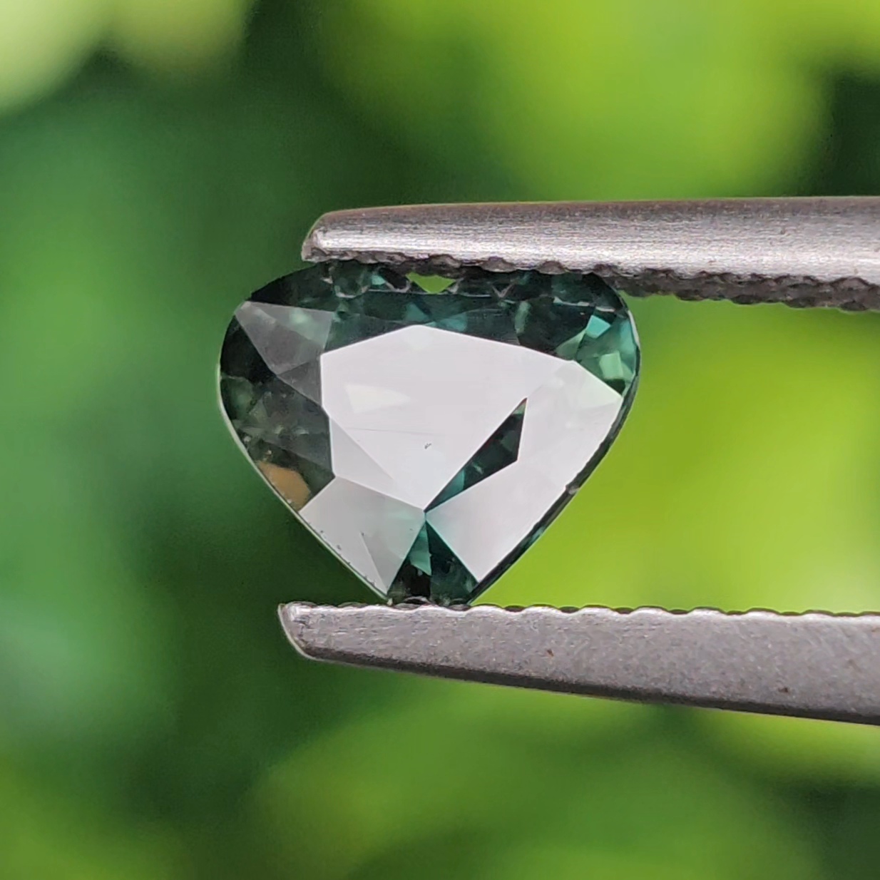 พลอย เขียวส่อง Green Sapphire 1.11 กะรัต (Cts.) พลอยแท้ อัญมณีมงคลประจําวันเกิด เครื่องประดับพลอย