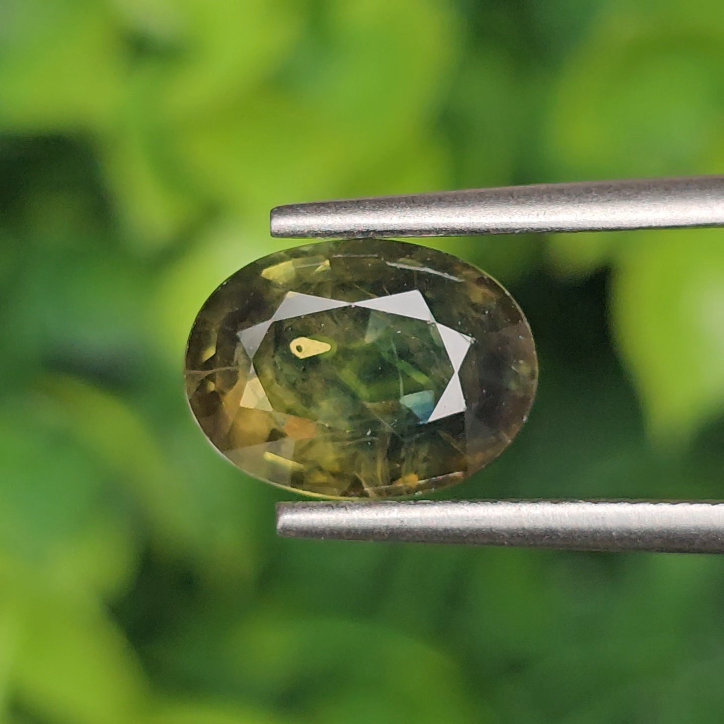 พลอย เขียวส่อง Green Sapphire 2.87 กะรัต (Cts.) พลอยแท้ อัญมณีมงคลประจําวันเกิด เครื่องประดับพลอย