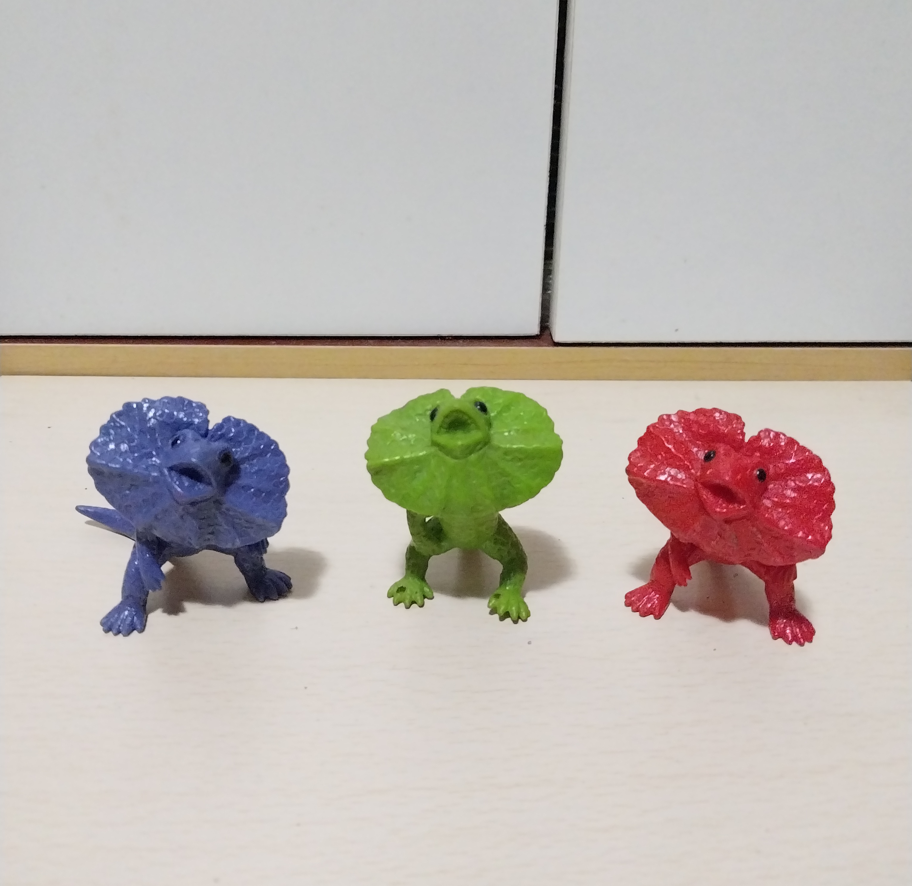 มีหลายภาพ, เซ็ทกิ้งก่ากายสิทธิ์เบบี้ ตัวยางสีม่วง เขียว แดง (ตัวเขียวหัวหลวมกว่าตัวอื่น)