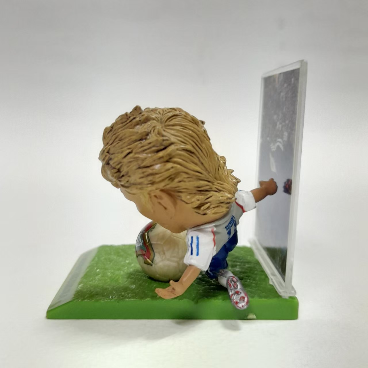 ฟิกเกอร์ นักบอล ทีมญี่ปุ่น Shunsuke Nakamura (ผมยาว)ขนาดตามรูป มีฐาน มีฉาก มือสอง สภาพดีมีรอยบ้าง