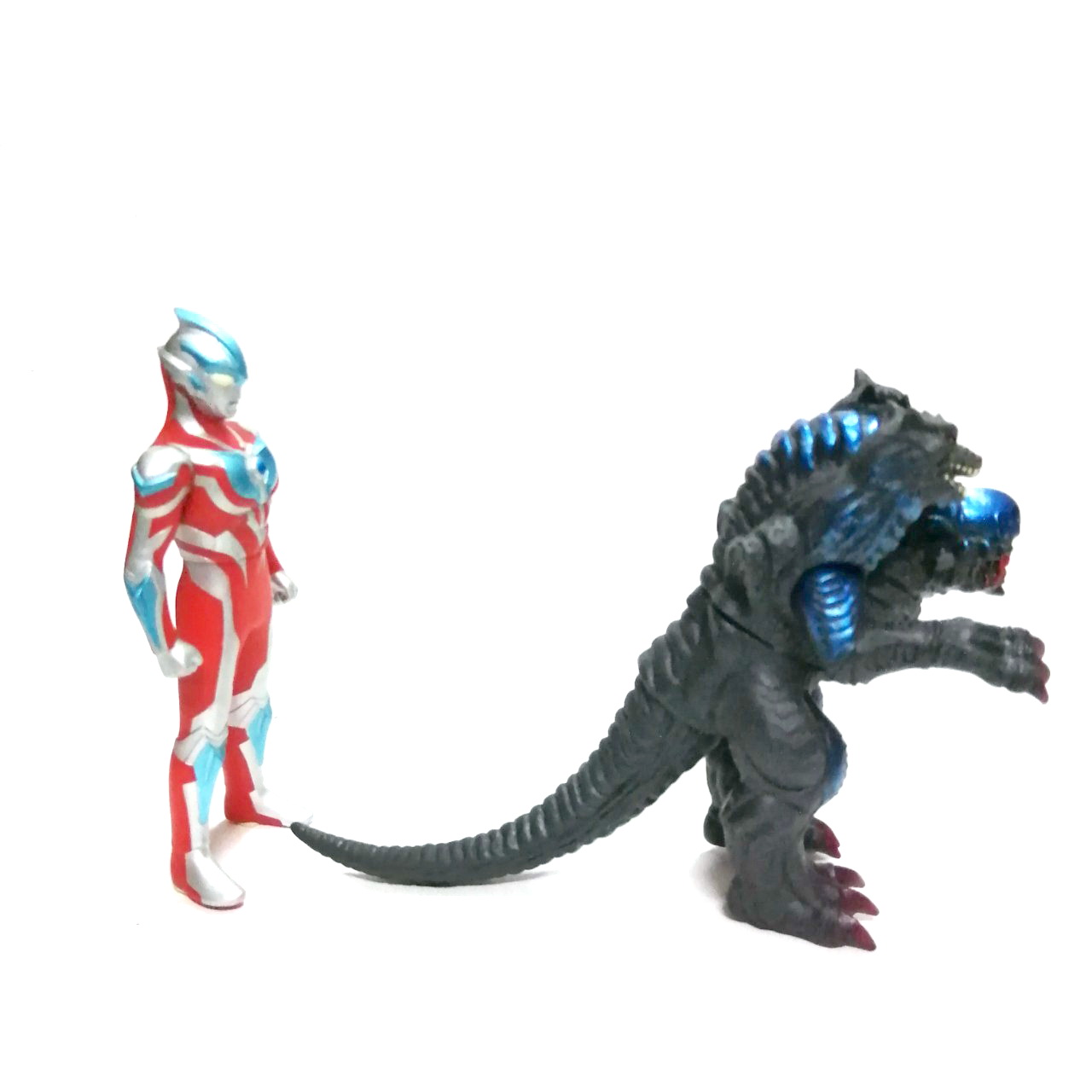 ซอฟ 5นิ้ว สปาร์คดอล อุลตร้าแมน กิงกะ และ สัตว์ประหลาด 3หัว กัลเบรอส(GALBEROS) ศัตรูคู่อาฆาตตัวนี้รุ่นอุลตร้าแมนกิงกะ สติ๊กเกอร์ใต้เท้าอยู่ครบ งานปี 2013 สภาพดี ขายคู่2ตัวไม่แยก