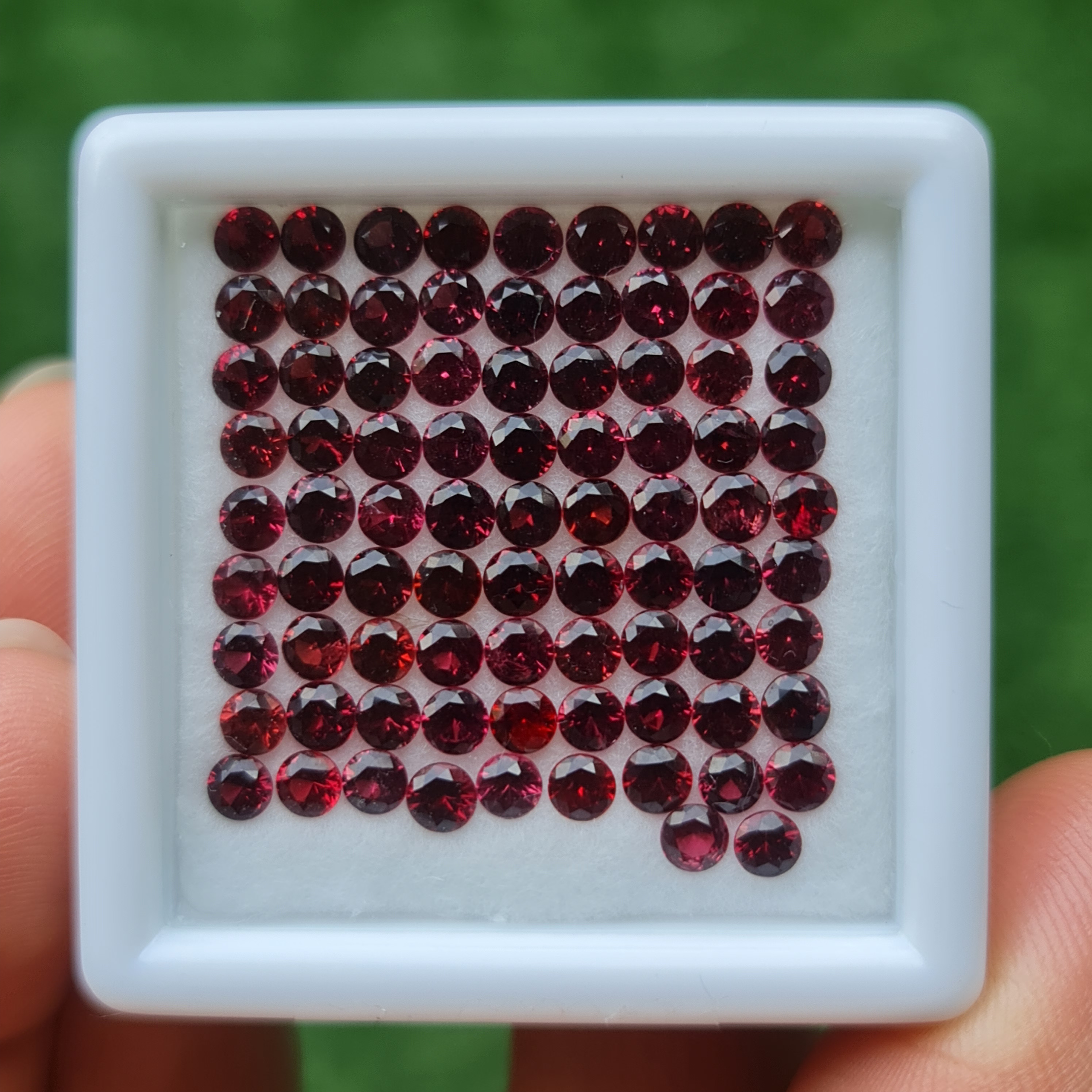พลอย สปิเนล Spinel 10.03 กะรัต (Cts.) 83 เม็ด 3.0 มม. (mm.) พลอยแท้ อัญมณีมงคลประจําวันเกิด เครื่องประดับพลอย