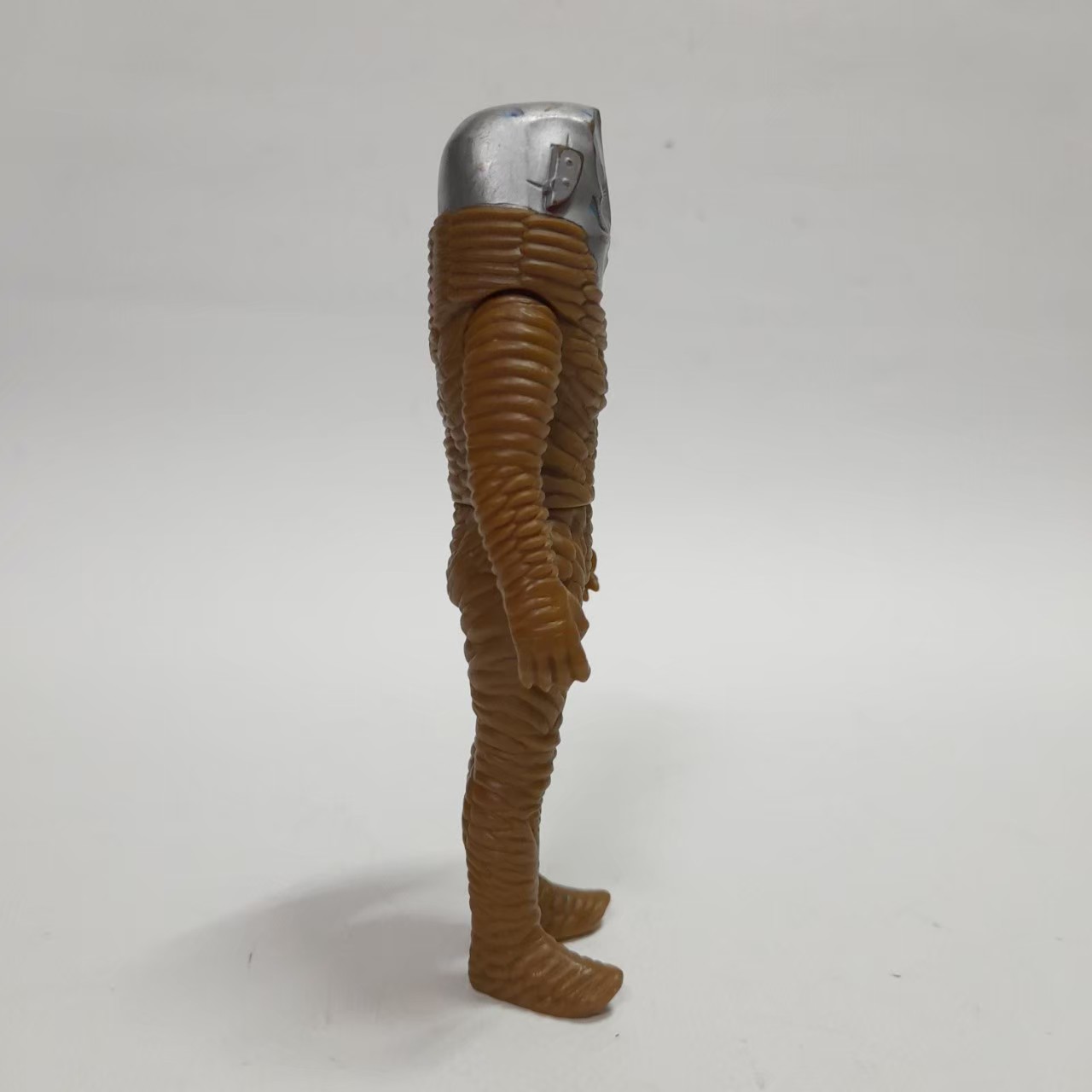 ซอฟ 5.5นิ้ว มนุษย์ดาวซาราป จากอุลตร้าแมนเมบิอุส ออกขายในรุ่น อุลตร้าแมน เอ๊กซ์ ขนาดตามภาพ มือสองสภาพดีมีรอยบ้าง มีสติ๊กเกอร์ใต้เท้า