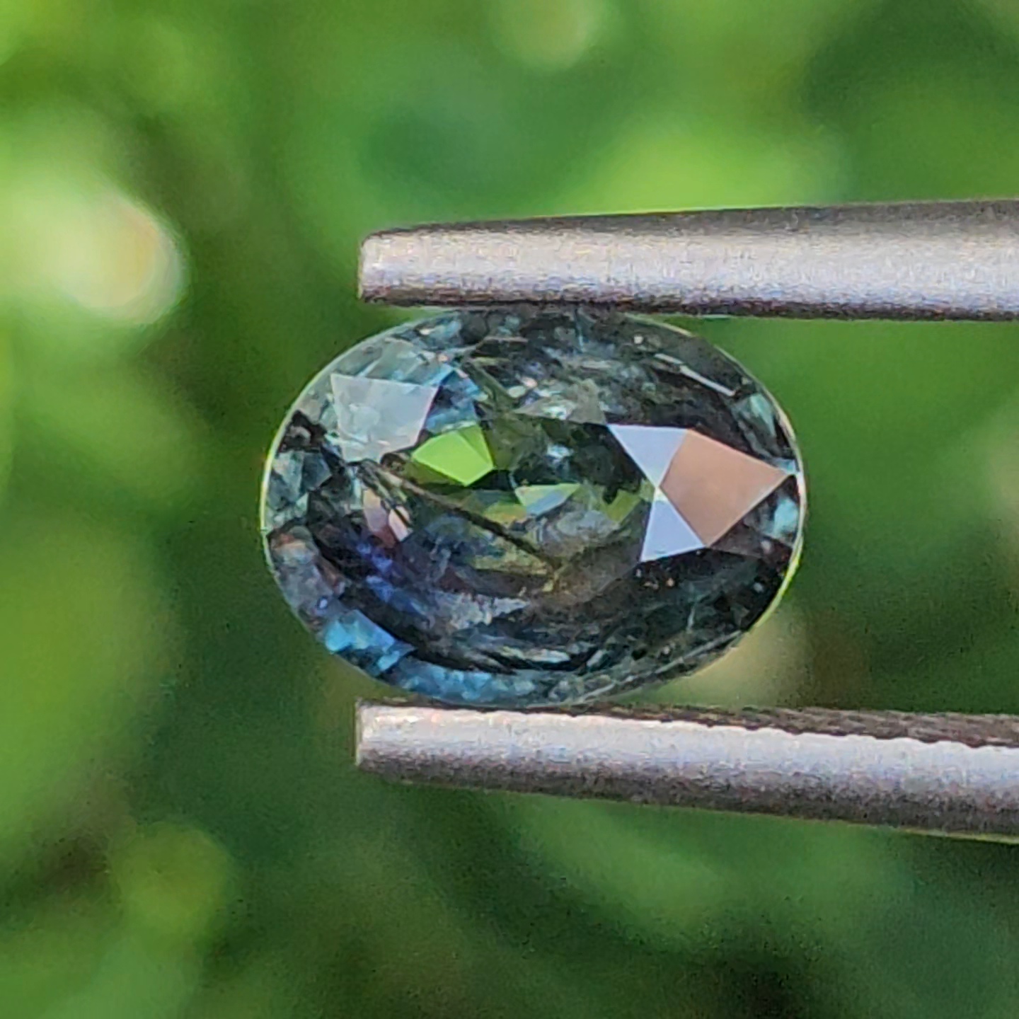 พลอย เขียวส่อง Green Sapphire 1.11 กะรัต (Cts.) ดิบ (Unheated) พลอยแท้ อัญมณีมงคลประจําวันเกิด เครื่องประดับพลอย