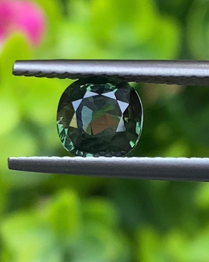 พลอย เขียวส่อง (ฺGreen Sapphire) 1.06 กะรัต (Cts.) พลอยแท้ อัญมณีมงคลประจําวันเกิด เครื่องประดับพลอย