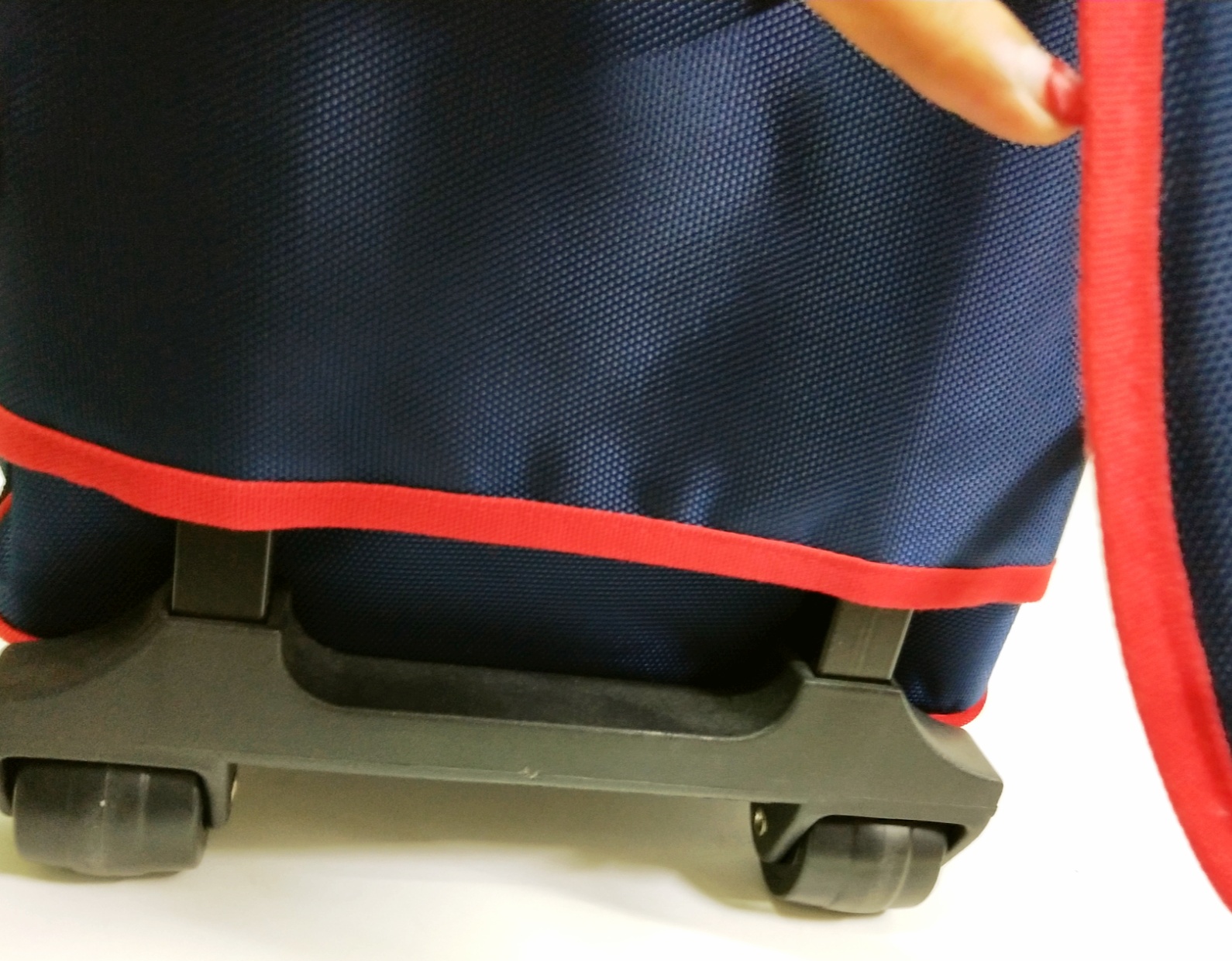 กระเป๋าล้อลาก Paulfrank พอลแฟร้งค์ All Stars Football สีน้ำเงิน ขนาดประมาณ 14" สูง 16"*11*5", ของแท้ ของใหม่ มีป้าย ** สีด้านบนซีดเล็กน้อยตามภาพ