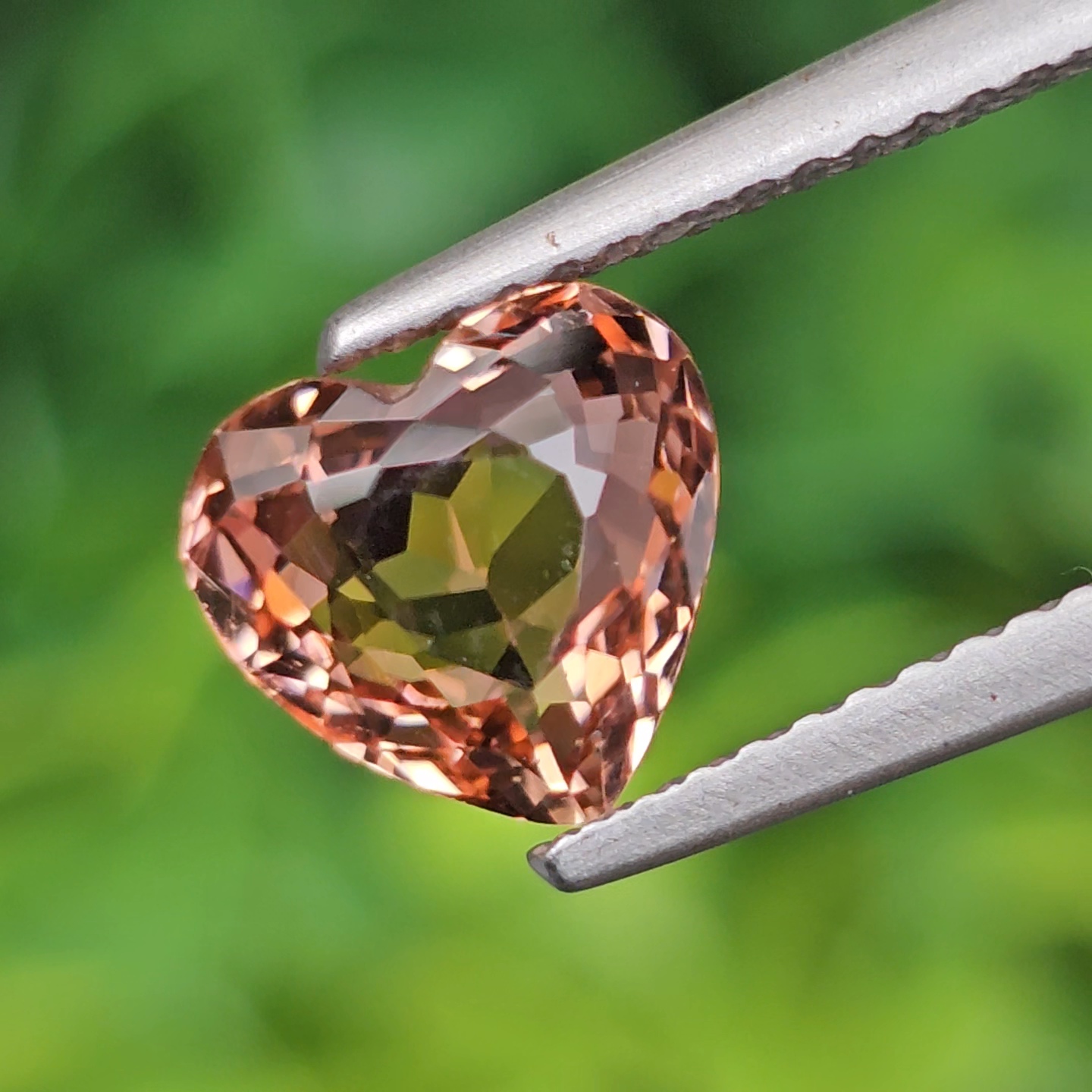 พลอย ทัวร์มาลีน Tourmaline 2.02 กะรัต (Cts.) ลอยแท้ อัญมณีมงคลประจําวันเกิด เครื่องประดับพลอย