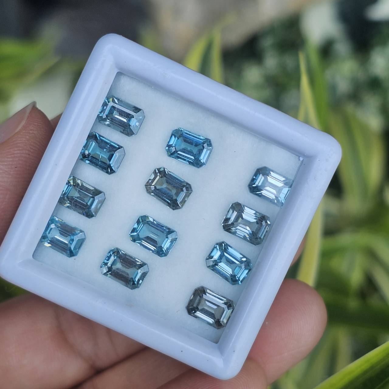 พลอย เพทาย (Zircon) 16.95 กะรัต (Cts.) 12 (Pcs.) พลอยแท้ อัญมณีมงคลประจําวันเกิด เครื่องประดับพลอย