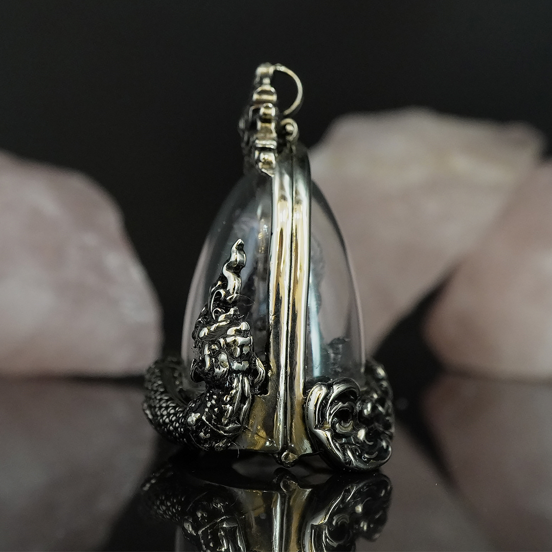 พญาปุริสาทพร้อมเลี่ยมกรอบนาคราช รหัส 3.2 เนื้อนวะโลหะ เลี่ยมเข้ากรอบเนื้อไวท์บรอนซ์ชุบทองคำขาวปัดดำ