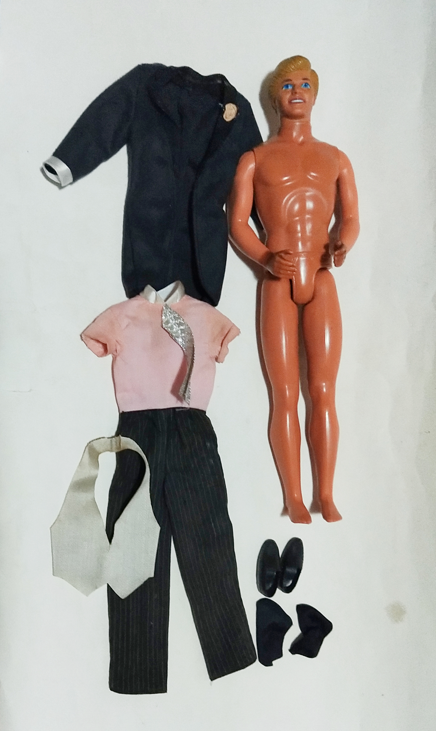 มือ2 มือมีตำหนิ ด้านซ้ายต่อด้วยกาว โปรดดูทุกภาพ,ตุ๊กตาบาร์บี้ผู้ชาย งานเก่า เคน เป็นเพื่อนเจ้าบ่าว รายละเอียดด้านล่างค่ะ