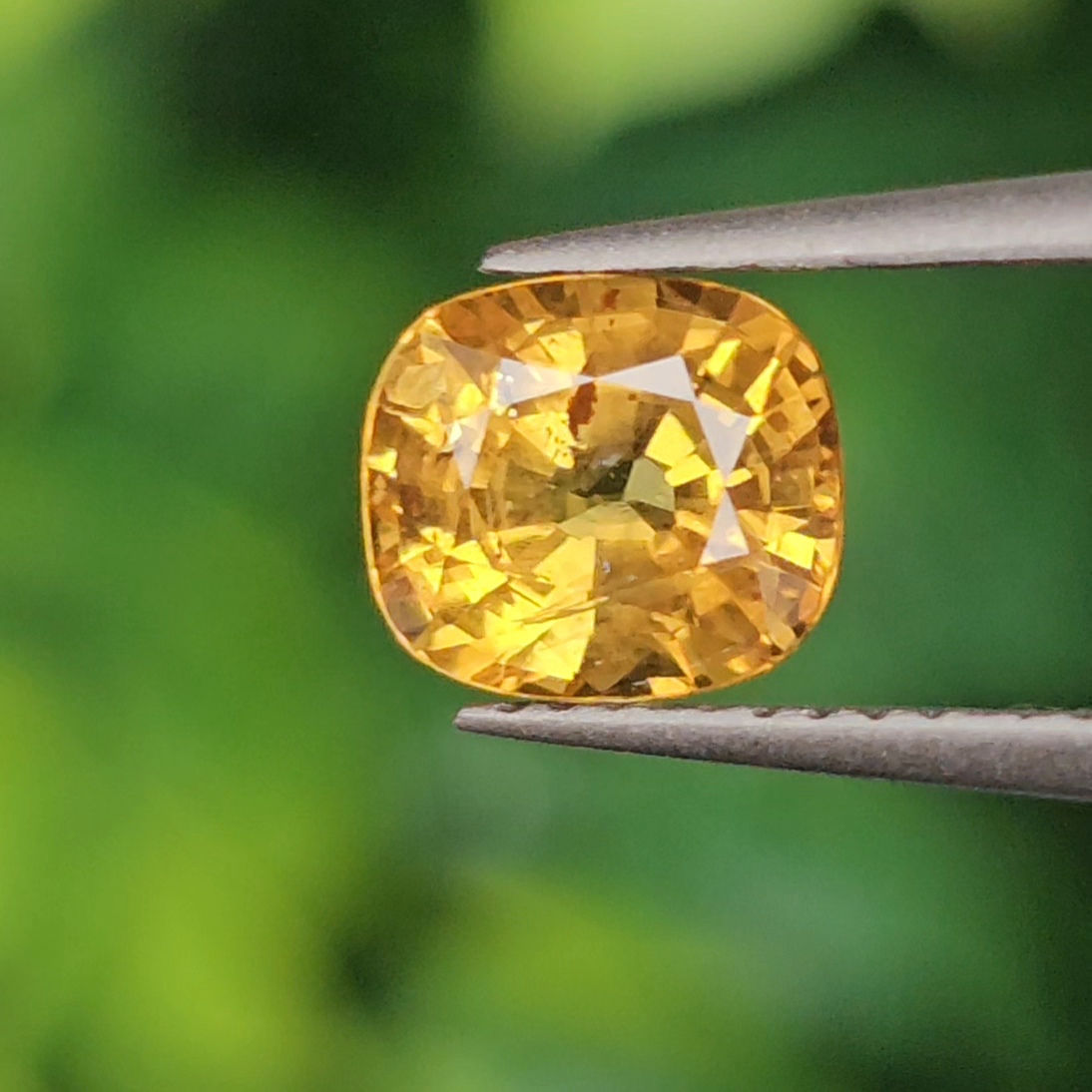 พลอย บุษราคัม yellow sapphire 0.86 กะรัต (Cts.) พลอยแท้ อัญมณีมงคลประจําวันเกิด เครื่องประดับพลอย