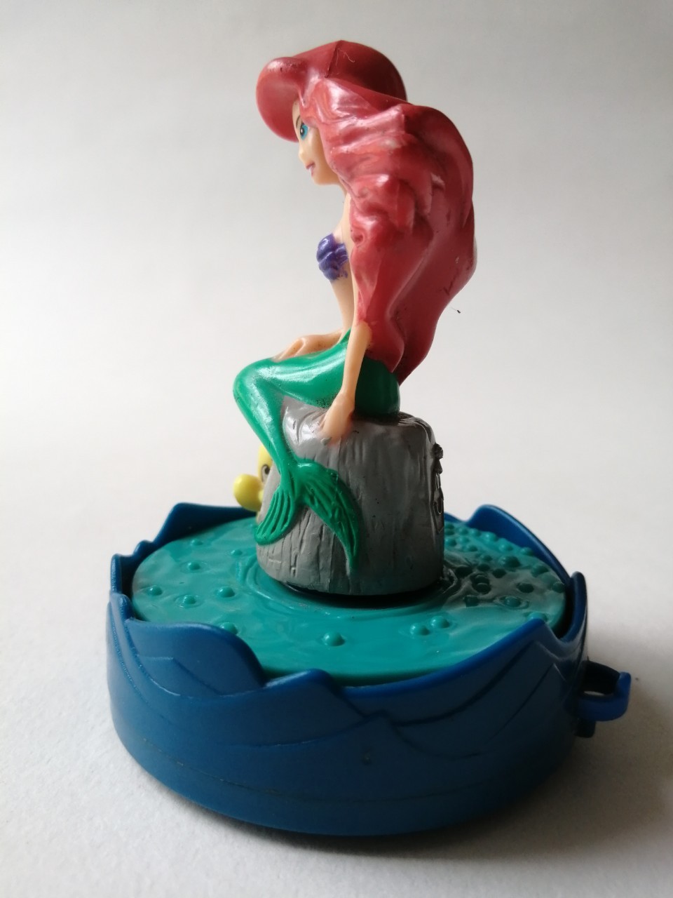 ของสะสมเจ้าหญิงเงือกน้อย The Little Mernaid, Arial แอเรี่ยล จากดิสนีย์ ฟิกเกอร์ แอเรี่ยลนั่งบนโขดหิน มีปลาว่ายน้ำหมุนรอบแอเรี่ยล ด้านล่างเป็นล้อ เมื่อเข็นล้อ น้ำและปลาจะหมุน**ระบบลานเก่า หมุนไม่ค่อยไป ใช้มือจับปลาหมุนแทนได้ ***ช่วงหัวเข่าแอเรี่ยลสีลอกเล็ก