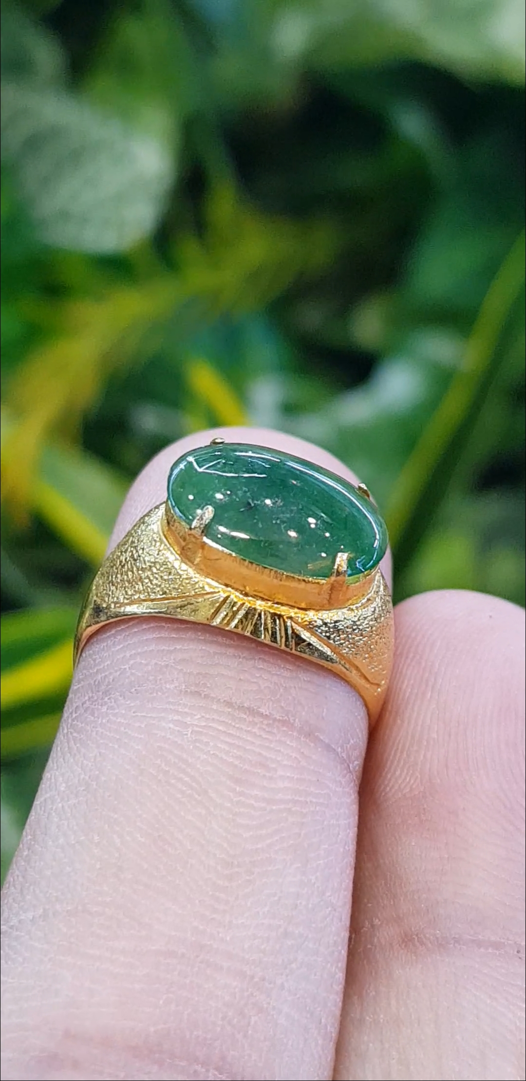หยก พม่า แท้ Jade แหวนหยก 翡翠戒指 (Jadeite ring) 1.56 กะรัต (Cts.) Size 54 ดิบ ไม่ผ่านการปรับปรุง (Type A) พม่า (Myanmar)