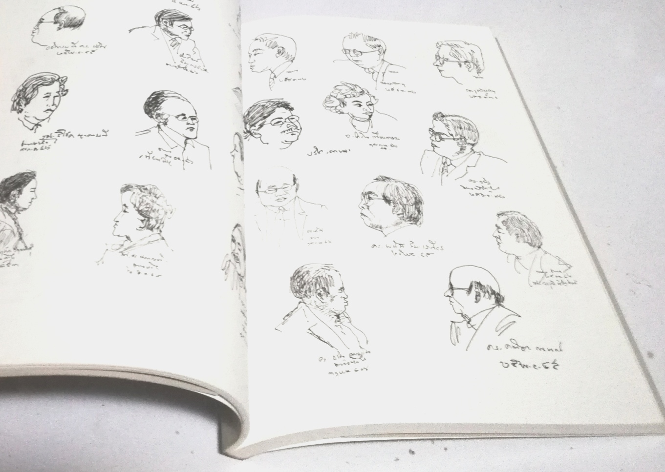 หนังสือลายเส้น "บันทึกไว้ด้วยลายเส้น" โดย คุณชวน หลีกภัย ได้บันทึกไว้ในหลายโอกาส พิมพ์ครั้งที่2