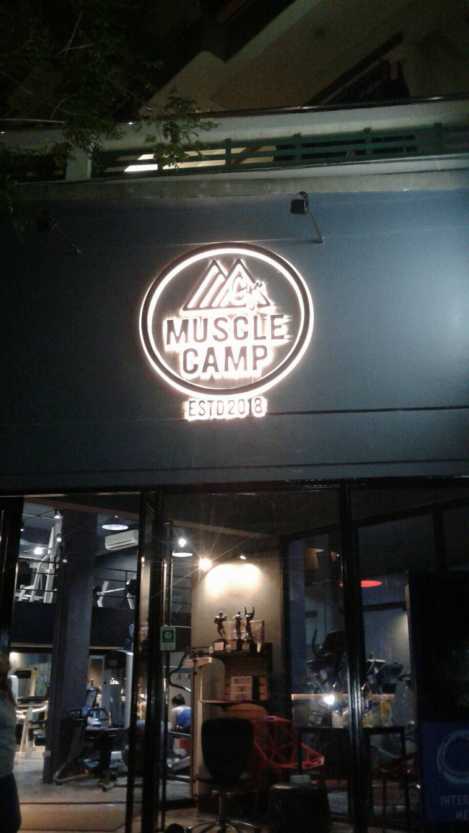 ป้ายอักษรโลหะ ติดไฟออกหลัง #MUSCLECAMPGYM