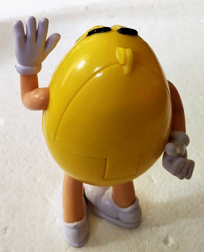 ของสะสม ตุ๊กตา M&M สีเหลือง**ตาขาวมีรอนถลอก ด้านหลังเปิดได้ ใช้เก็บห่อขนม สูง5นิ้ว กว้างจากแขนซ้ายถึงแขนขวา 3นิ้วสภาพใหม่