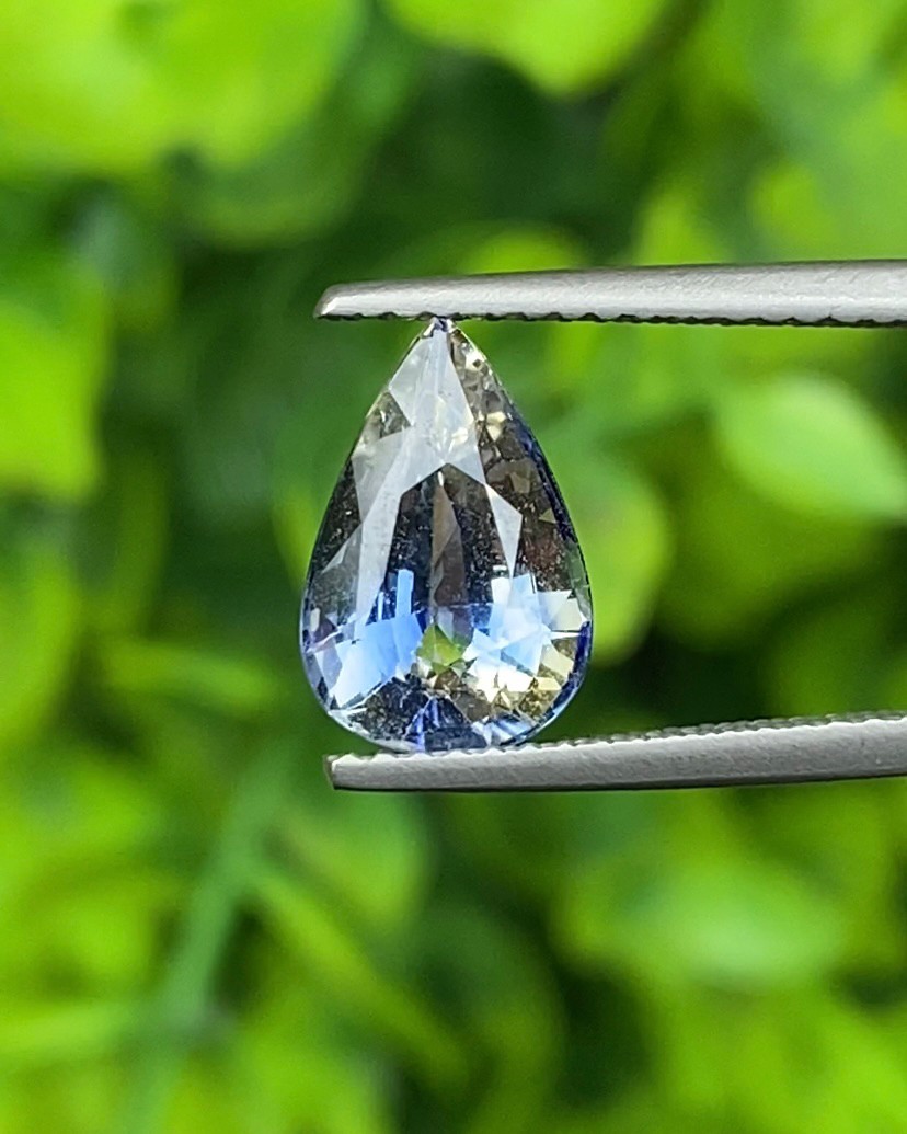 พลอย แซฟไฟร์ 2 สี Bi Color Sapphire 2.53 กะรัต (Cts.) พลอยแท้ อัญมณีมงคลประจําวันเกิด เครื่องประดับพลอย