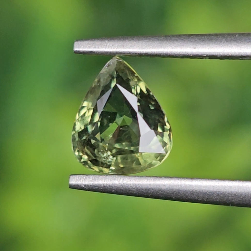 พลอย เขียวส่อง Green Sapphire 1.09 กะรัต (Cts.) พลอยแท้ อัญมณีมงคลประจําวันเกิด เครื่องประดับพลอย