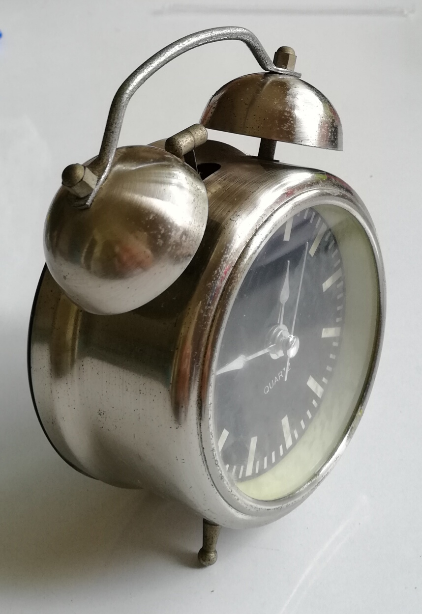 นาฬิกาปลุกทรงโบราณสีเงิน ตัวเรือนโลหะ ทำงานปกติ **ไม่มีฝาถ่านด้านหลัง, Metal Old Style clock, work properlt, **no battery cover