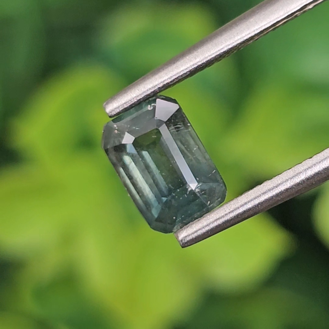 พลอย เขียวส่อง Green Sapphire 1.07 กะรัต (Cts.) พลอยแท้ อัญมณีมงคลประจําวันเกิด เครื่องประดับพลอย