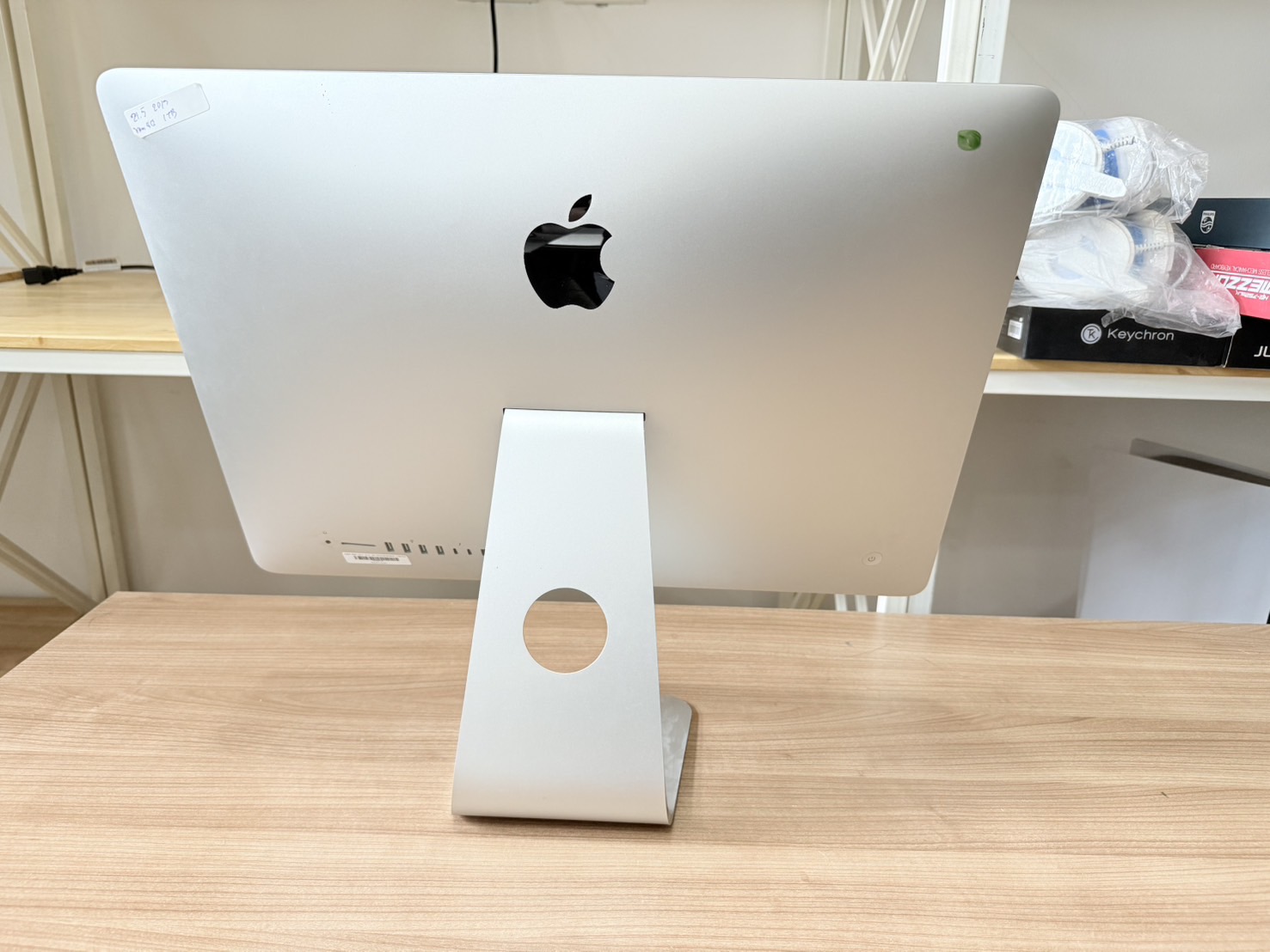 Apple iMac 2017 21.5" (i5-7360U/8GB/HDD 1TB/VGA lris Plus 640 1536MB) มี 12 เครื่องสุเท้าย