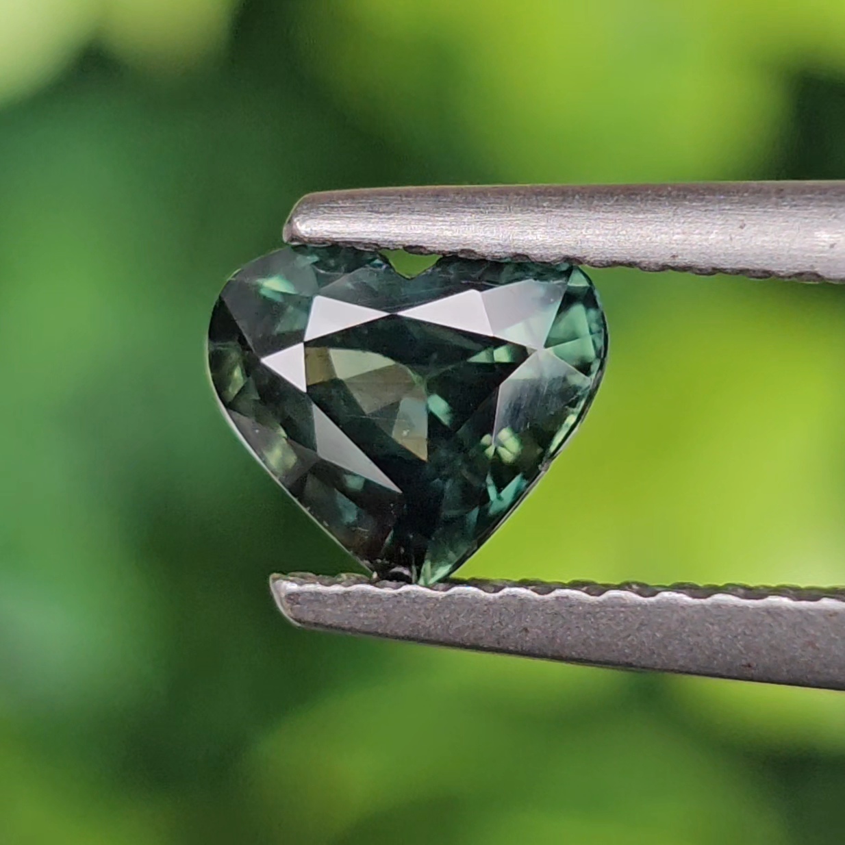 พลอย เขียวส่อง Green Sapphire 1.11 กะรัต (Cts.) พลอยแท้ อัญมณีมงคลประจําวันเกิด เครื่องประดับพลอย