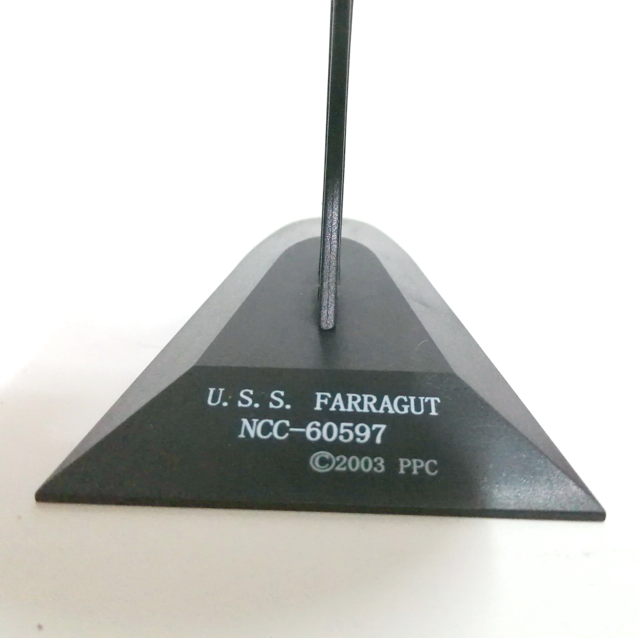 ของสะสม ยาน USS FARRAGUT NCC 60597 ขนาดยาวราว 4 นิ้ว ถอดได้บางชิ้น พร้อมฐาน งานเก่าเก็บ