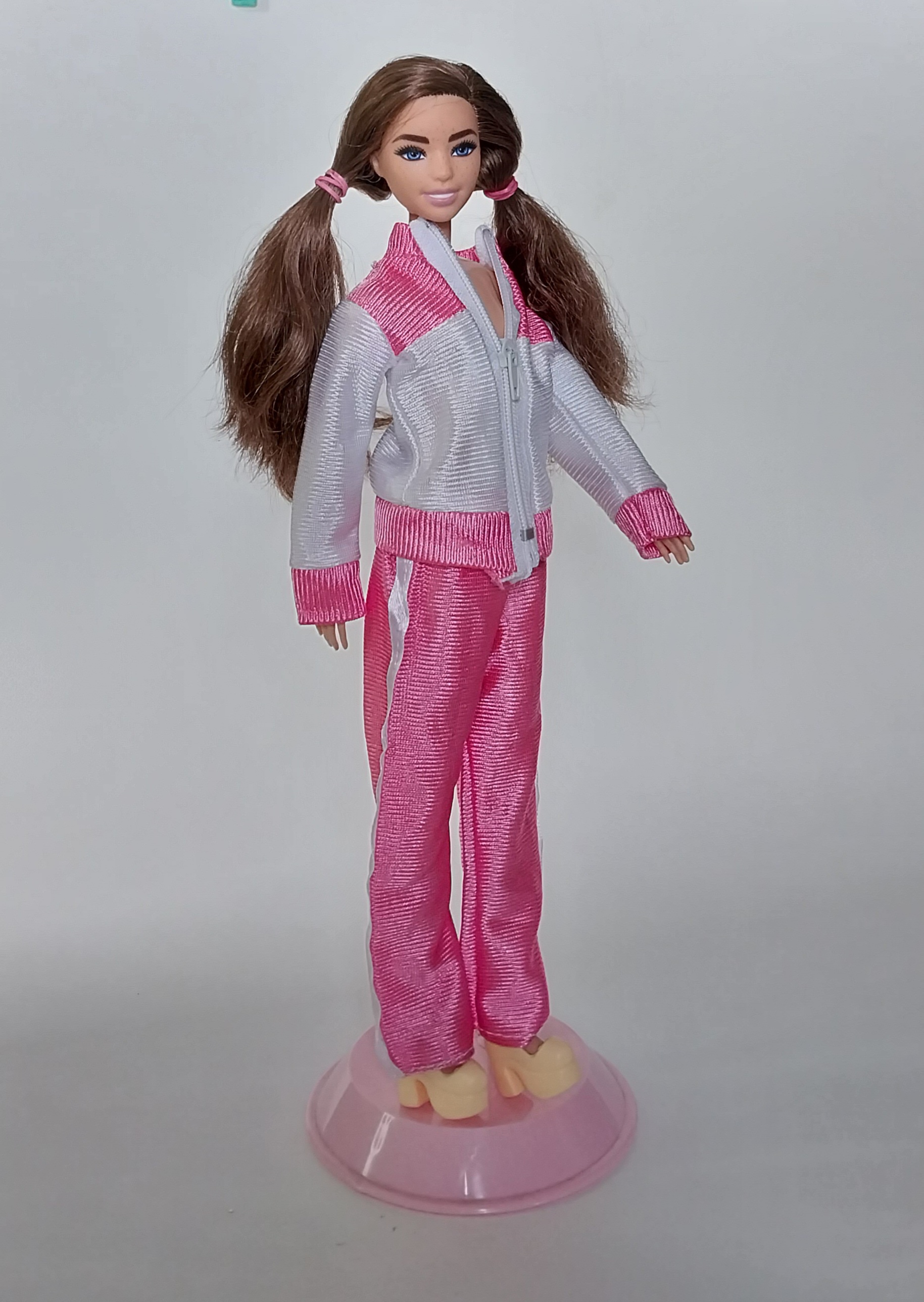 ตุ๊กตาบาร์บี้ **มีรอยบ้างที่ท้อง, ตุ๊กตาขาแข็งไม่ได้ รุ่นอกแบนไม่มีเอว ผมยาวสลวย ผิวเข้ม 2018 Mattel Indonesia