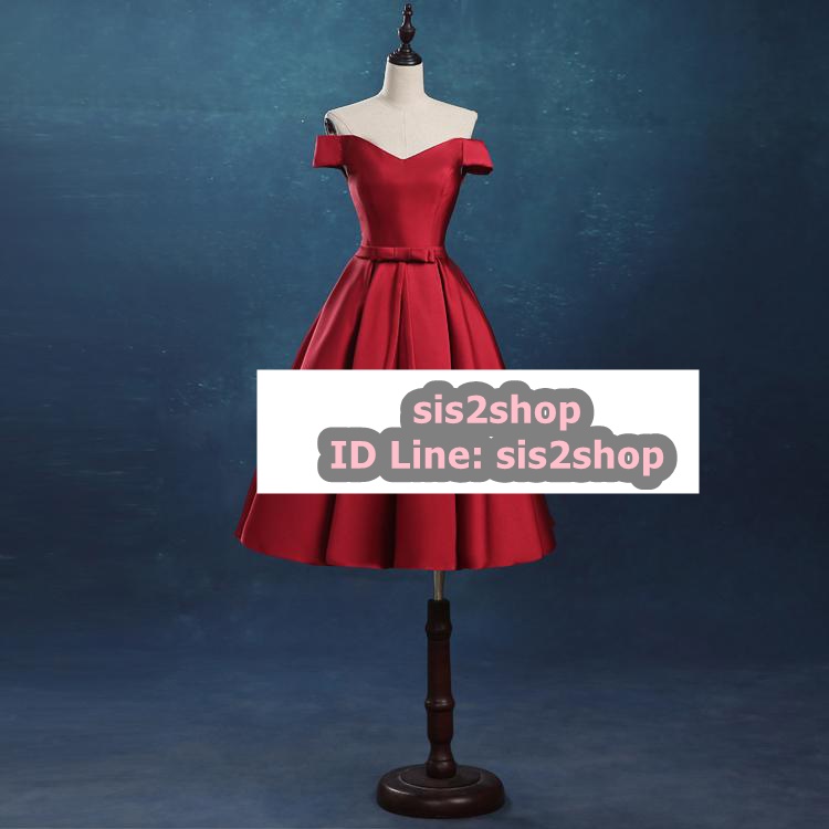 พร้อมส่ง ชุดราตรีสั้น แบบปาดไหล่ ผ้าไหมดัชเชส แต่งโบว์ช่วงเอว สีไวน์แดง (เชือกผูกหลัง)