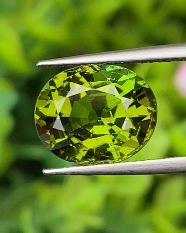 พลอย กรีน ทัวร์มารีน (Green Tourmaline) 5.04 กะรัต (Cts.) อัญมณีมงคลประจําวันเกิด เครื่องประดับพลอย
