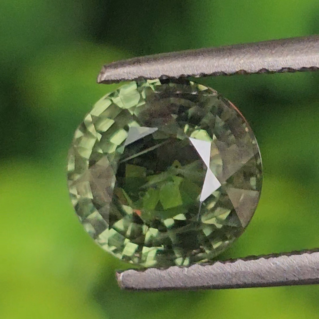 พลอย เขียวส่อง (Green Sapphire) 2.07 กะรัต (Cts.) พลอยแท้ อัญมณีมงคลประจําวันเกิด เครื่องประดับพลอย