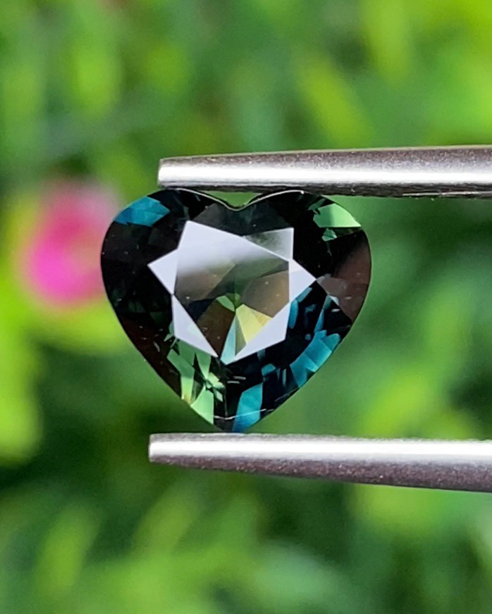 พลอย แซฟไฟร์ 3 สี Tricolor Sapphire 2.07 กะรัต (Cts.) ดิบ Unheated พร้อมใบเซอร์ พลอยแท้ อัญมณีมงคลประจําวันเกิด เครื่องประดับพลอย