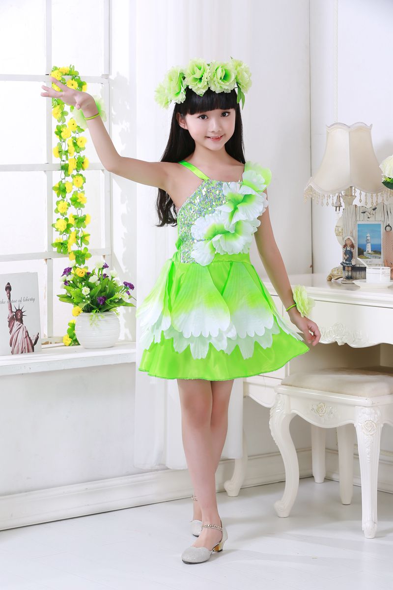 Pre-order ชุดแฟนซี ชุดแสดง ชุดกระโปรง สายเดี่ยว เกาะอก แต่งดอกไม้สามมิติ กระโปรงแต่งด้วยกลีบดอกไม้