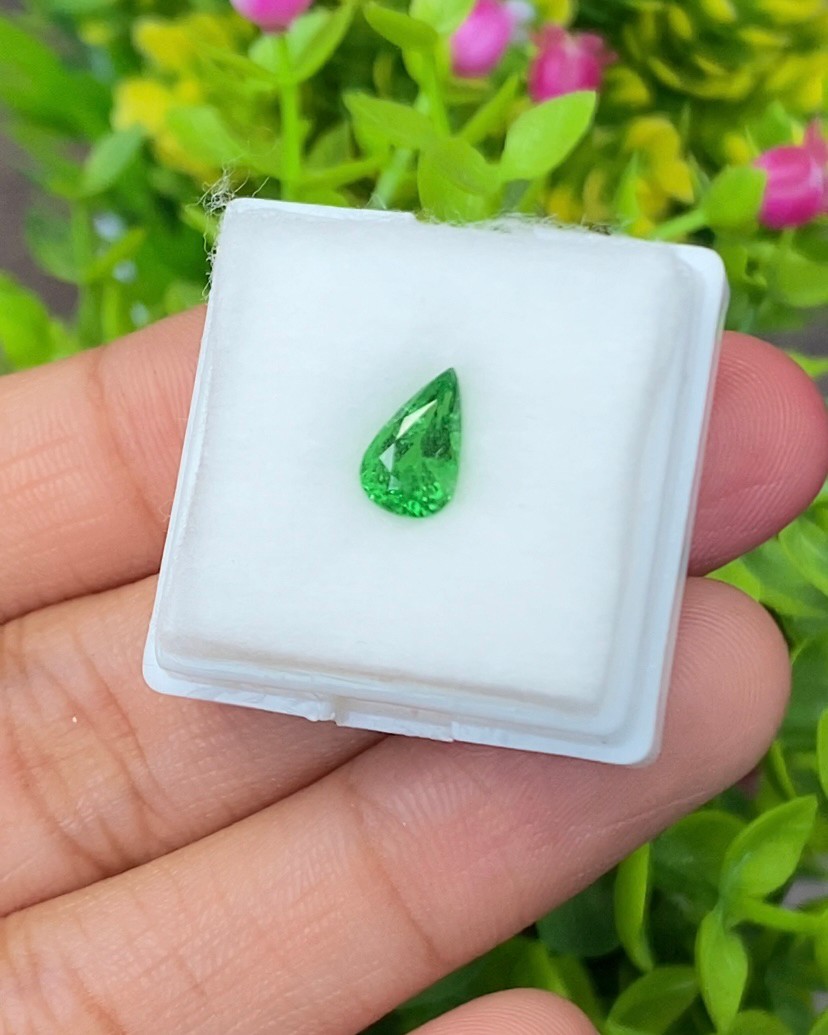พลอย ซาโวไรท์ Tsavorite Garnet 1.33 กะรัต (Cts.) ดิบ Unheated อัญมณีมงคลประจําวันเกิด เครื่องประดับพลอย