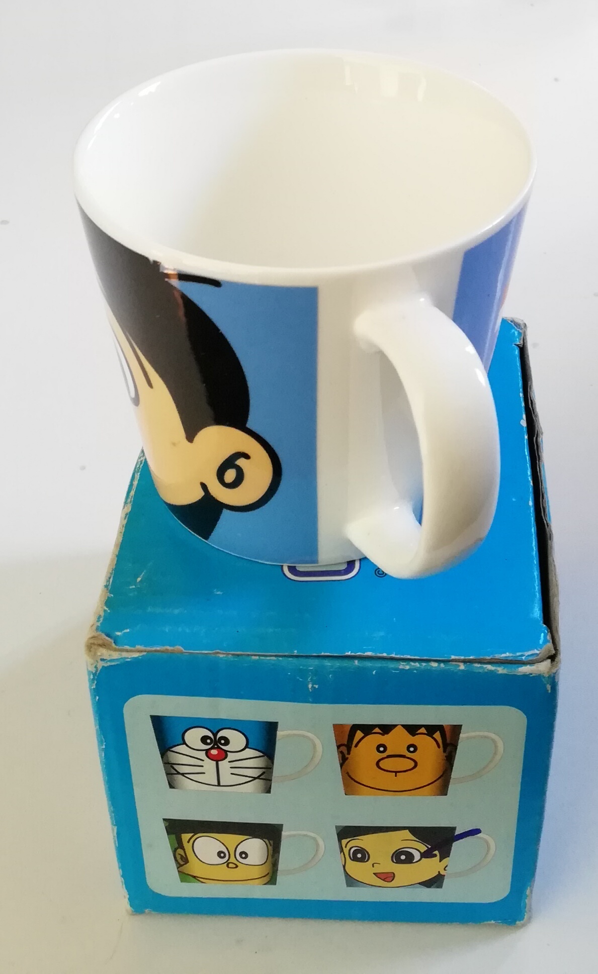 แก้วน้ำเซรามิก ลายเดคิซึงิ ชุด โดราเอม่อน ฟุตบอลคลับ โดเรม่อน ของสะสมแลกซื้อจากเทสโก้โลตัส **กล่องมีตำหนิ โปรดตรวจสอบทุกภาพ