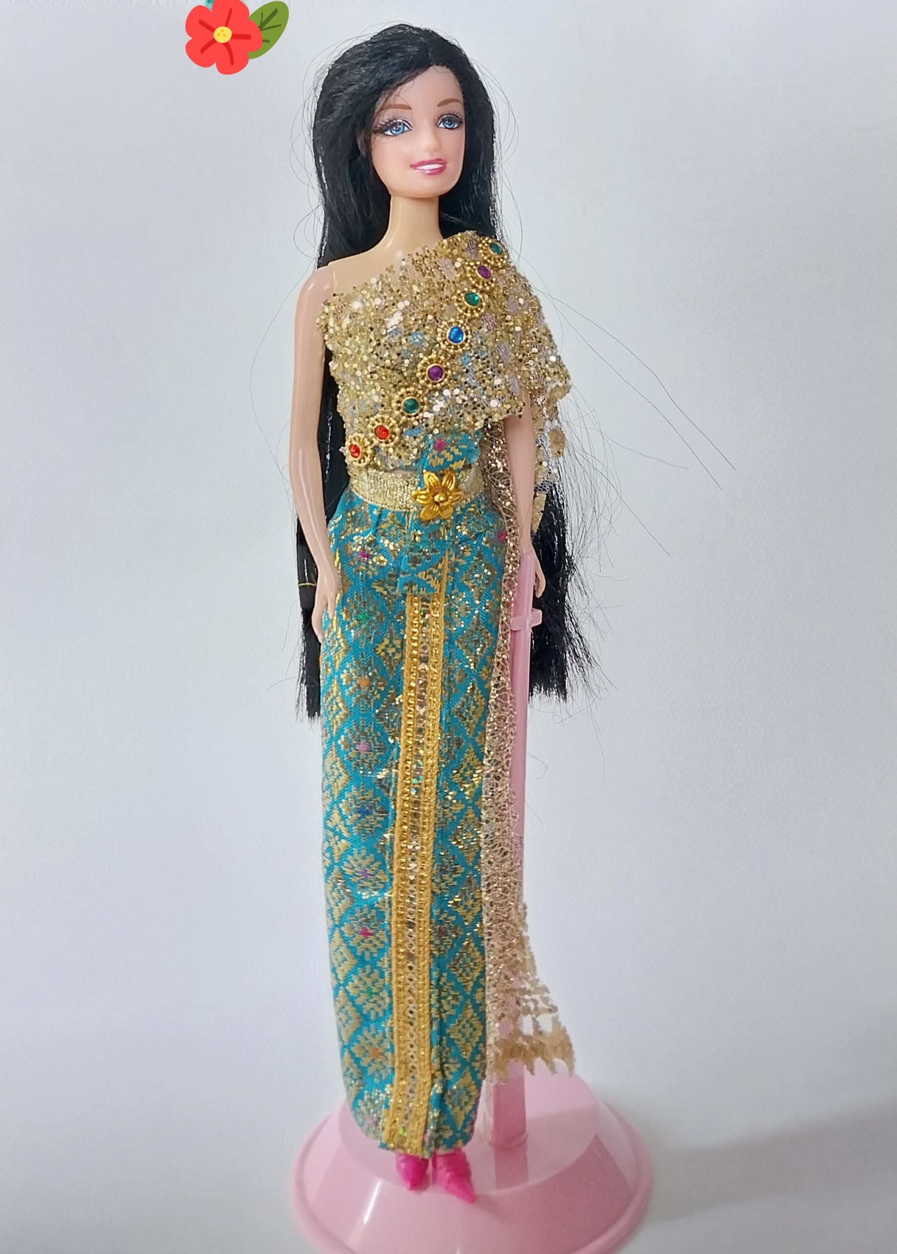 ชุดไทยผ้าจีบหน้านางสีฟ้า และผ้าสะใบสีทอง พร้อมสายสะพายงานสวย พร้อมรองเท้าส้นสูงสีชมพู ***แถม นางแบบ