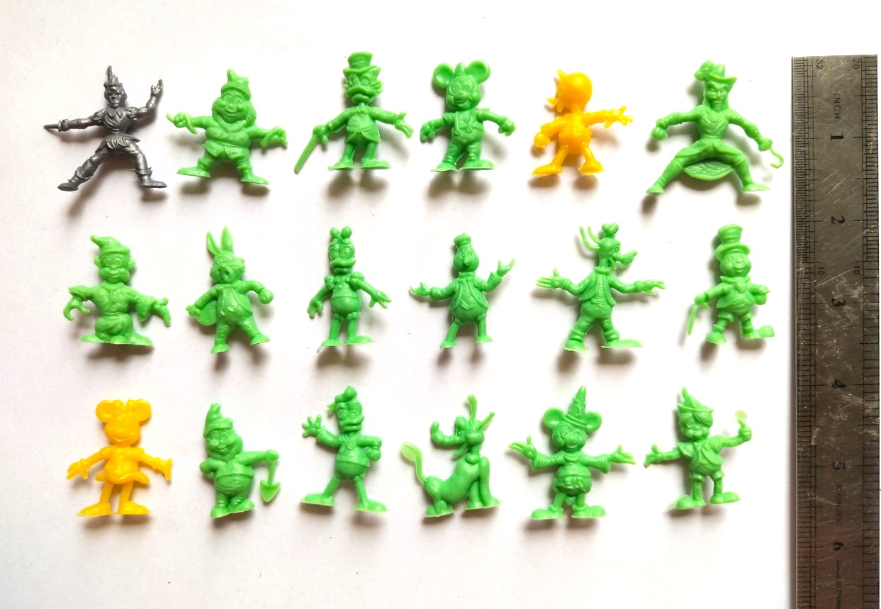 ชุดตุ๊กตุ่นดีสนีย์ ตุ๊กตุ่นตัวละครจากภาพยนตร์การ์ตูนของ วอลท์ ดีสนีย์ อาทิ ปีเตอร์แพน, สนีซซี่, อังเคิลสคู๊ซ, มิกกี้เม้าส์, ลูอี้, กัปตันฮุค, โดบี, เดซี่ดั๊ก, กัสกูซ, กูฟฟี่, เจมมินี่ คริกเก็ต, มินนี่เม้าส์, กรัมปี้, โดนัลด์ดั๊ก, พลูโต, แฟนตาเซียมิคกี้ แล