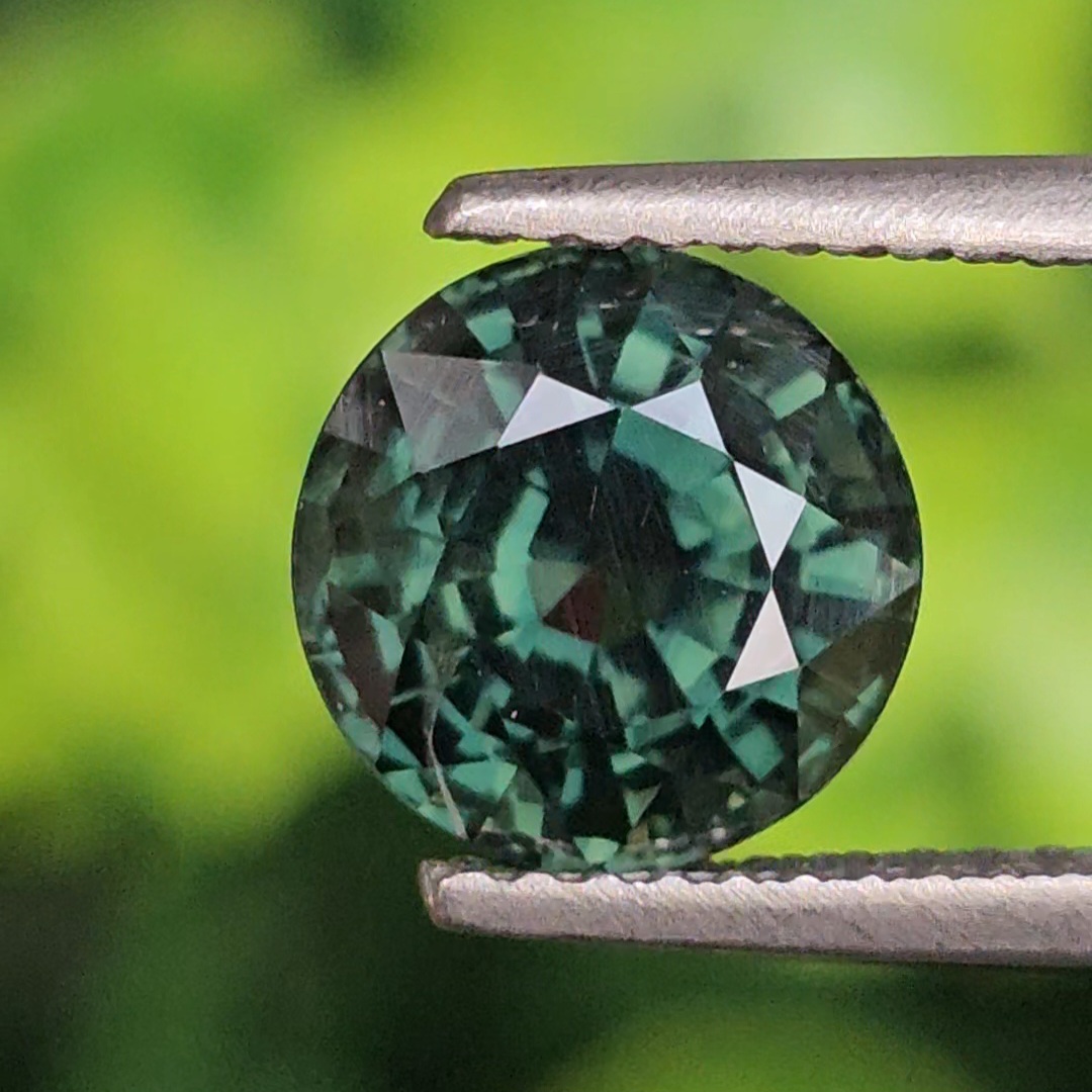 พลอย เขียวส่อง (Green Sapphire) 2.98 กะรัต (Cts.) พลอยแท้ อัญมณีมงคลประจําวันเกิด เครื่องประดับพลอย