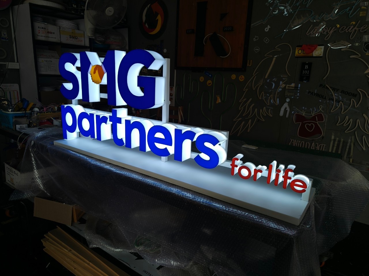 ป้ายอักษรอะคริลิคไฟออกรอบตัว + ติดโครงเหล็ก สูง 55 cm